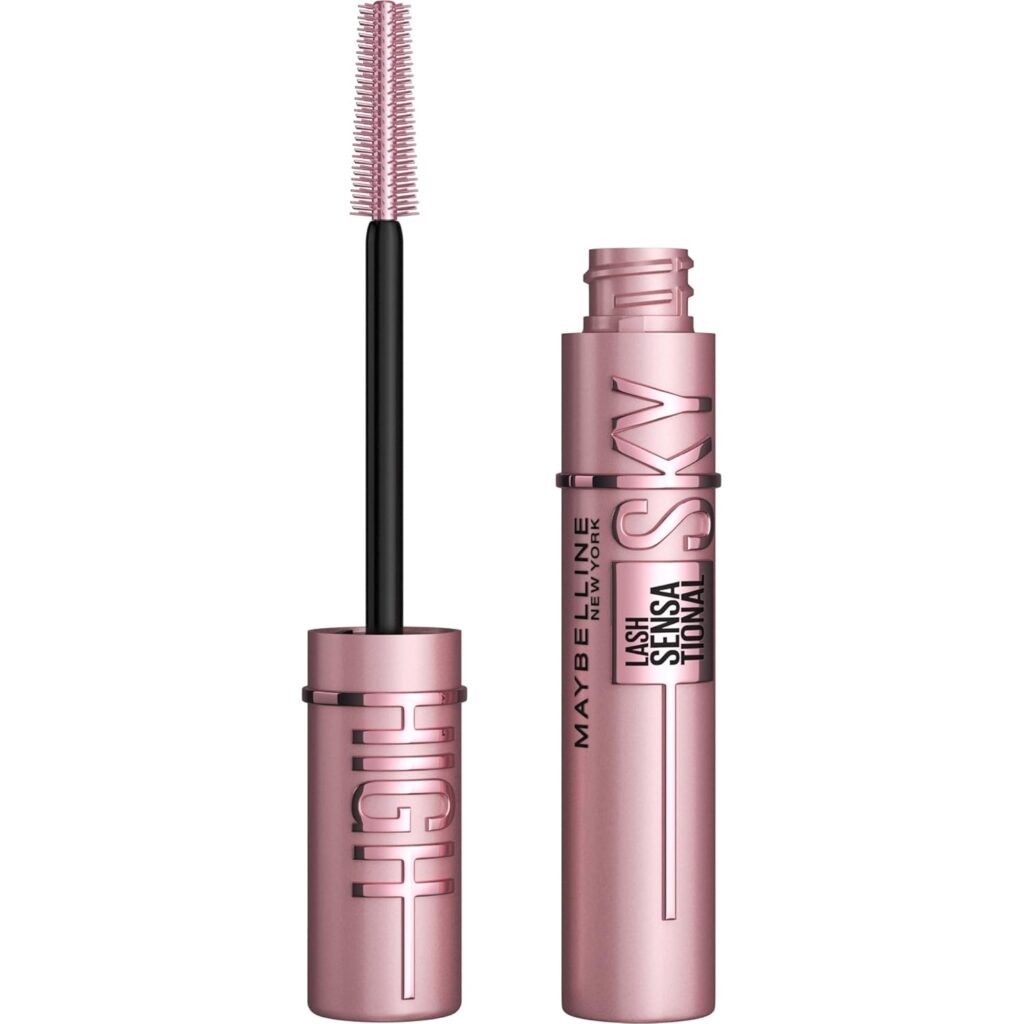 ریمل میبلین Lash Sensational Sky High با برس بلندکننده و حجم‌دهنده، مژه‌های بلند، پرحجم و حالت‌دار را نشان می‌دهد.