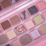 پالت سایه رز کوارتز 18 رنگ Huda Beauty | ترکیب رنگ‌های رزی و متالیک با پیگمنت بالا - تصویر 5