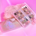 پالت سایه رز کوارتز 18 رنگ Huda Beauty | ترکیب رنگ‌های رزی و متالیک با پیگمنت بالا - تصویر 7